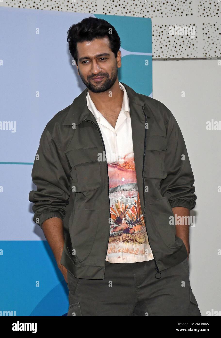 Mumbai, Indien. 17.. November 2022. Der Bollywood-Schauspieler Vicky Kaushal wird während der Einführung der Initiative zur Sensibilisierung der Männergesundheit im Nanavati Max Super Specialty Hospital in Mumbai gesehen. Die erste seiner Art ästhetische Klinik für Männer eröffnet, um ganzheitliche Haut-und Haarpflege-Regime für Männer zu erleichtern und sie zu ermutigen, routinemäßige Gesundheits-Check-ups zu verfolgen und über ihren Gesundheitszustand auf dem Laufenden zu bleiben. Kredit: SOPA Images Limited/Alamy Live Nachrichten Stockfoto