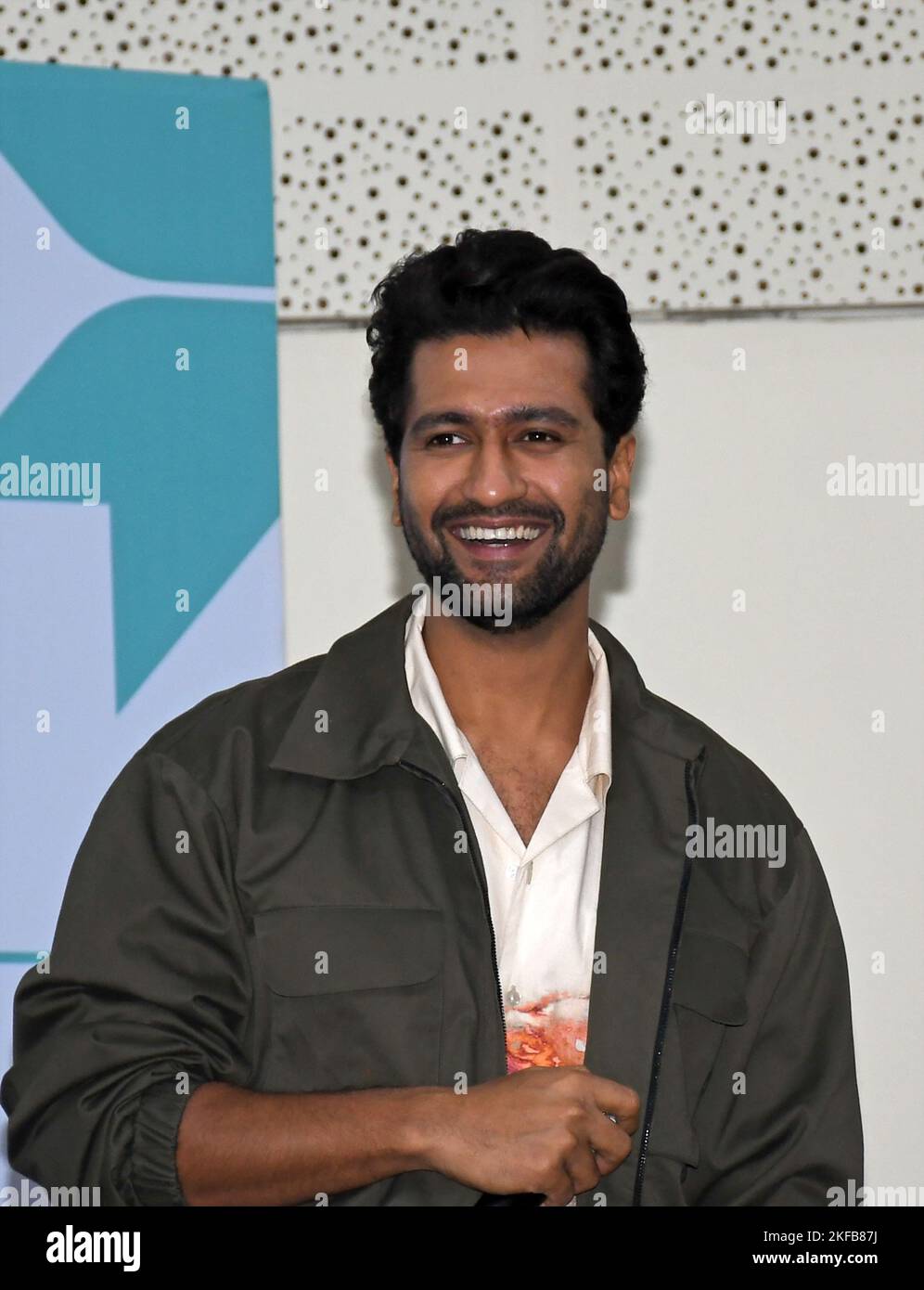 Mumbai, Indien. 17.. November 2022. Bollywood-Schauspieler Vicky Kaushal lächelt während der Einführung der Initiative zur Sensibilisierung der Männergesundheit im Nanavati Max Super Specialty Hospital in Mumbai. Die erste seiner Art ästhetische Klinik für Männer eröffnet, um ganzheitliche Haut-und Haarpflege-Regime für Männer zu erleichtern und sie zu ermutigen, routinemäßige Gesundheits-Check-ups zu verfolgen und über ihren Gesundheitszustand auf dem Laufenden zu bleiben. Kredit: SOPA Images Limited/Alamy Live Nachrichten Stockfoto