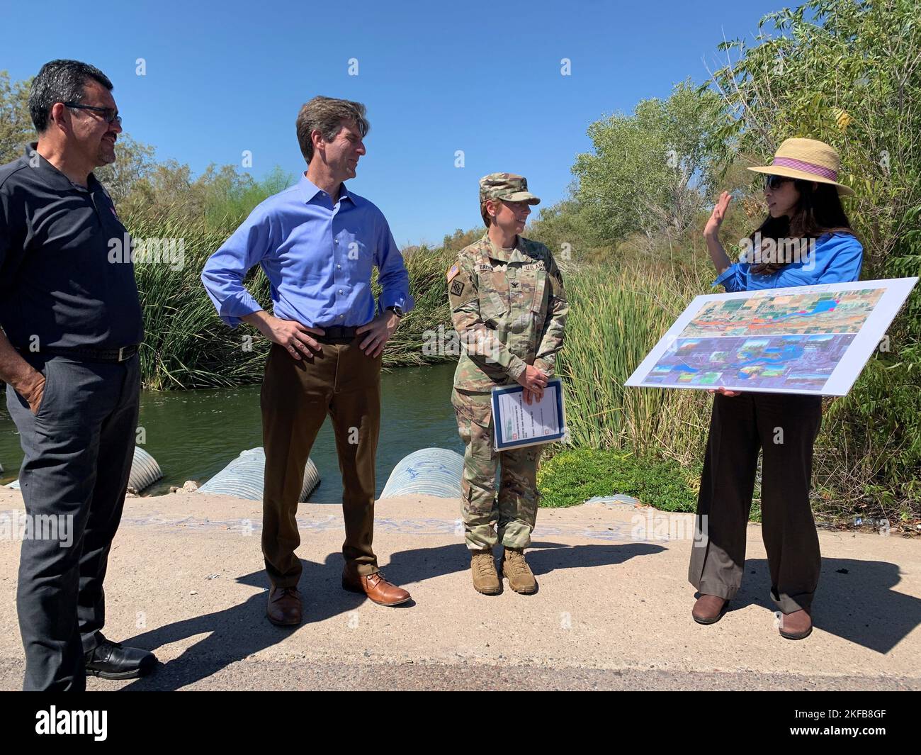 Michael Connor, stellvertretender Sekretär der Armee für zivile Arbeiten, Kongressabgeordneter Greg Stanton, Arizona, Oberstleutnant des Bezirks Los Angeles, Col. Julie Balten, und CLAUDIA Garcia, Projektmanagerin DES BEZIRKS LA, sprechen über das Projekt zur Wasserrestaurierung von Tres Rios am 1. September. Nach Abschluss des Projekts wird das aquatische Ökosystem wiederhergestellt, die Fläche des Freizeitparks vergrößert und die Hochwasservermeidung in Zentral-Arizona unterstützt. (Foto von Robert Deaux, Los Angeles District PAO) Stockfoto