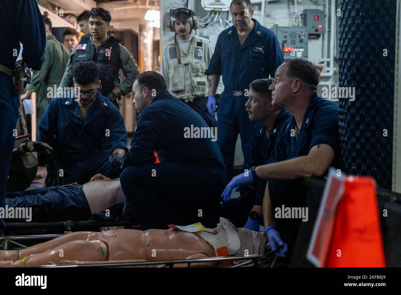 220904-N-XH769-1184 ATLANTIK (SEP. 4, 2022) Seeleute der US-Marine führen an Bord des amphibischen Sturmschiffs USS Kearsarge (LHD 3) der Wasp-Klasse eine medizinische Übung durch. 4. September 2022. Die Kearsarge Amphibious Ready Group und die eingeschiffte 22. Marine Expeditionary Unit unter dem Kommando und der Kontrolle der Task Force 61/2 befinden sich im geplanten Einsatzgebiet der US Naval Forces Europe, das von der US Sixth Fleet zur Verteidigung der Interessen der USA, der Alliierten und der Partner eingesetzt wird. Stockfoto