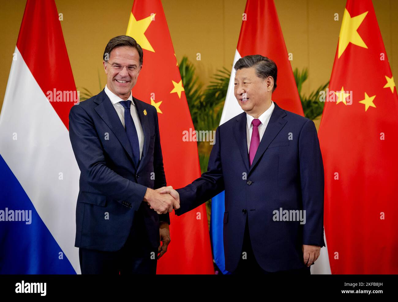 DENPASAR - Premierminister Mark Rutte während eines bilateralen Treffens mit dem Präsidenten der Volksrepublik China Xi Jinping auf dem Gipfel G20 in Bali. Während des Gipfels diskutieren die größten Volkswirtschaften Themen wie Finanzstabilität, Wirtschaftswachstum und Ernährungssicherheit. Premierminister und Minister Sigrid Kaag (Finanzen) sind im Namen der niederländischen Regierung anwesend. ANP ROBIN VAN LONKHUIJSEN niederlande Out - belgien Out Stockfoto