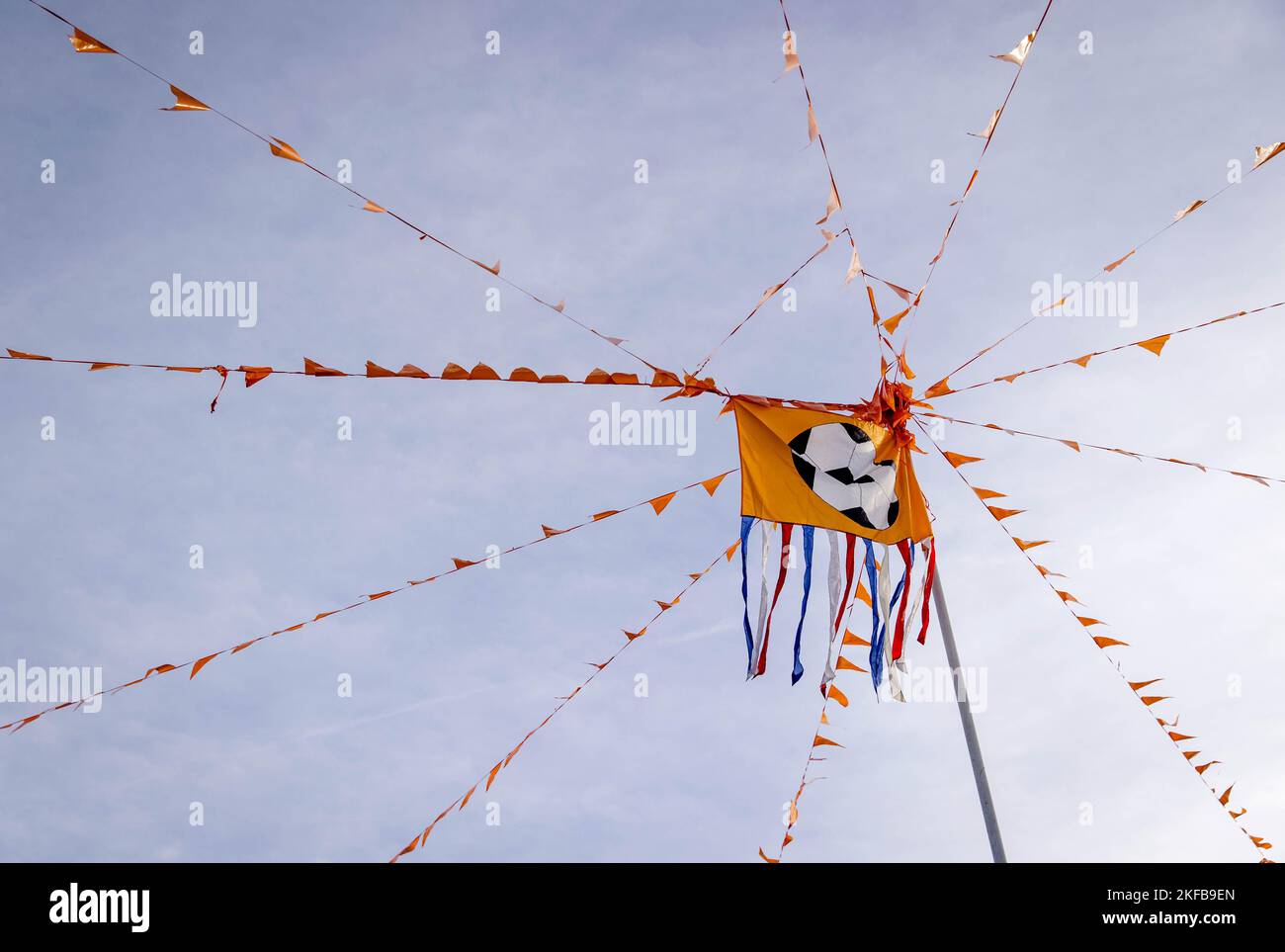 APELDOORN - Ein Kreisverkehr wurde im Vorfeld der WM in Katar dekoriert. Der sogenannte Orange-Kreisverkehr ist seit vielen Jahren Treffpunkt für Partys nach Spielen der niederländischen Nationalmannschaft. ANP SEM VAN DER WAAL niederlande Out - belgien Out Stockfoto