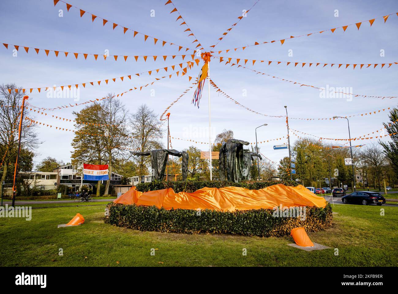 APELDOORN - Ein Kreisverkehr wurde im Vorfeld der WM in Katar dekoriert. Der sogenannte Orange-Kreisverkehr ist seit vielen Jahren Treffpunkt für Partys nach Spielen der niederländischen Nationalmannschaft. ANP SEM VAN DER WAAL niederlande Out - belgien Out Stockfoto