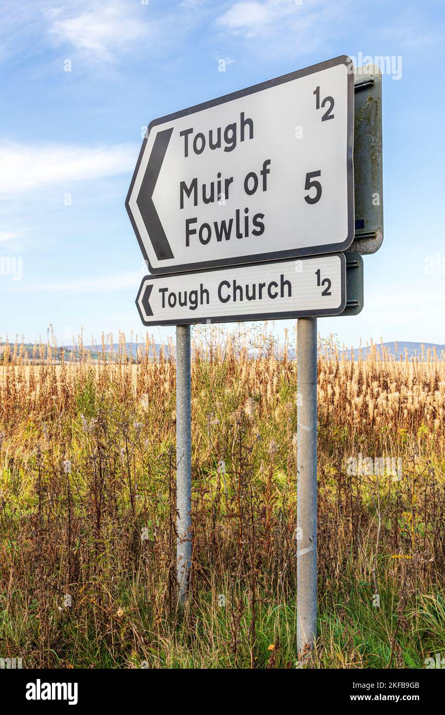 Ein Straßenschild für Tough (Kirkton of Tough) in der Nähe von Alford im Gebiet Marr in Aberdeenshire, Schottland, Großbritannien Stockfoto