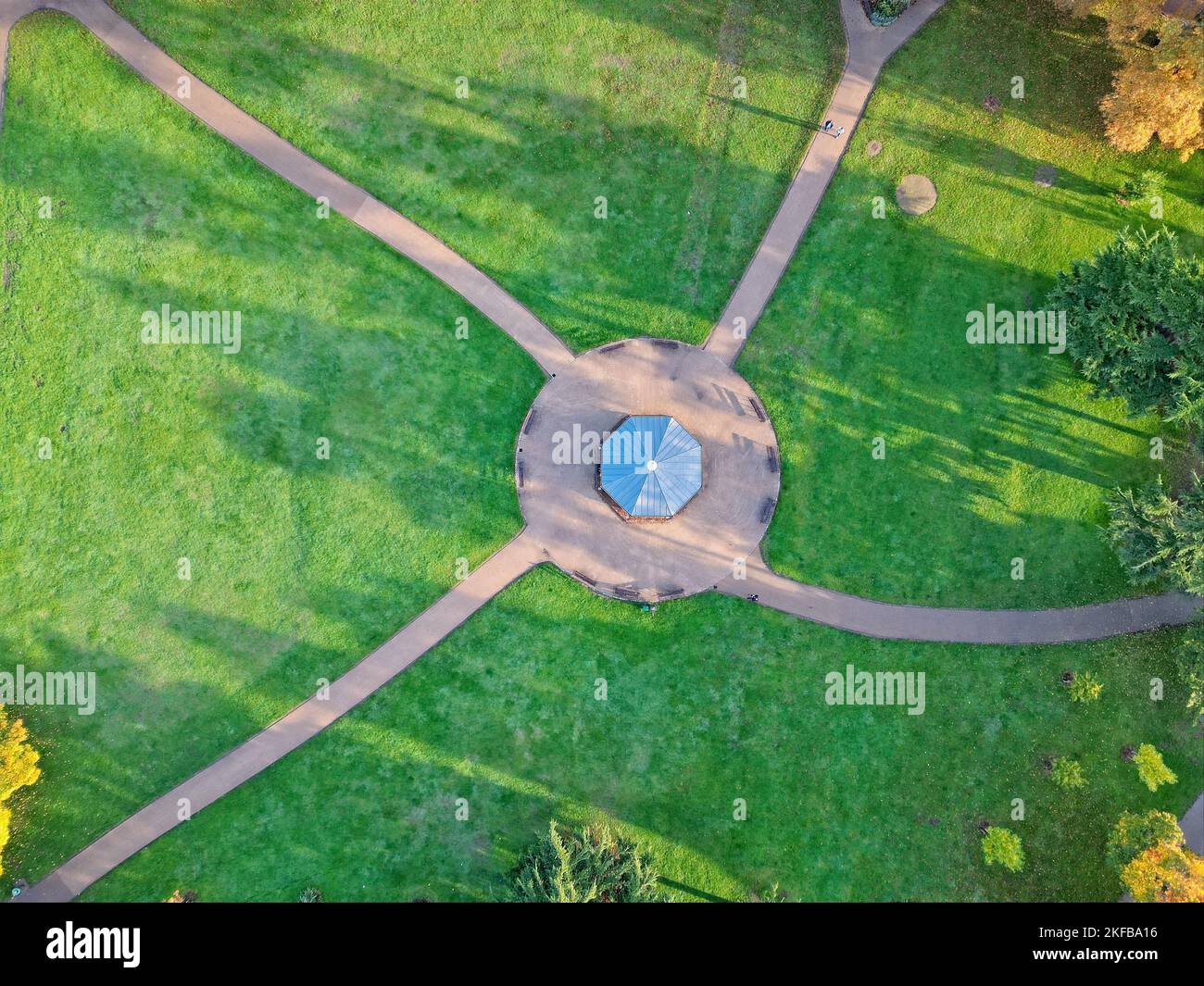 Eine Vogelbeobachtung Blick auf einen Bandstand in einem Park mit Pfaden verzweigt Stockfoto