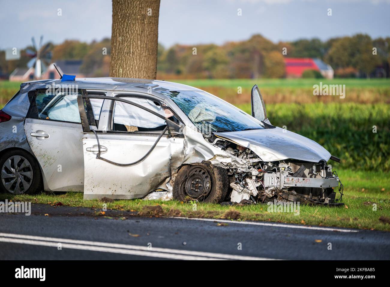 Hoogezand - Auto kollidiert mit Baum entlang der Provinzstraße in Hoogezand. ANP / Hollandse Hoogte Venema Media niederlande Out - belgien Out Stockfoto