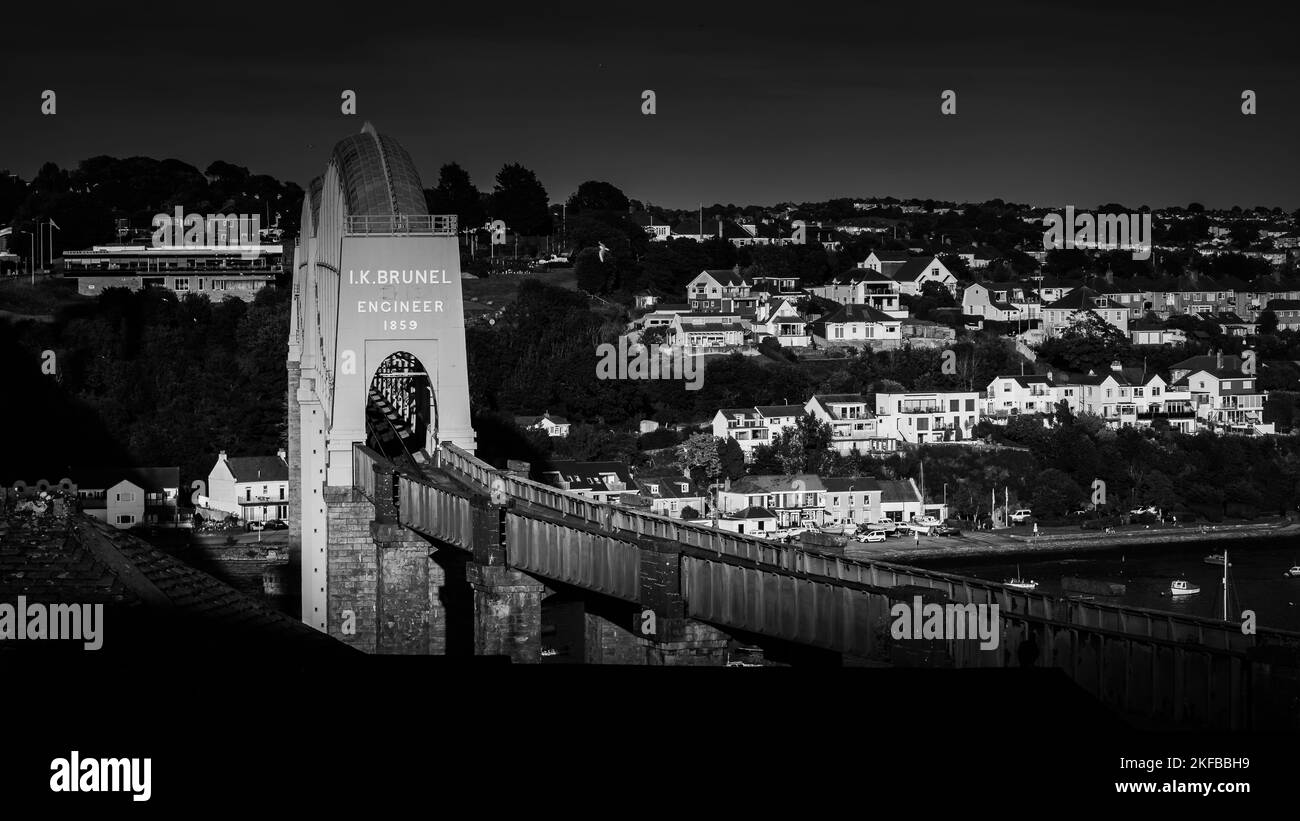 Eine Schwarz-Weiß-Aufnahme der Royal Albert Brücke über den Tamar Fluss in Großbritannien Stockfoto