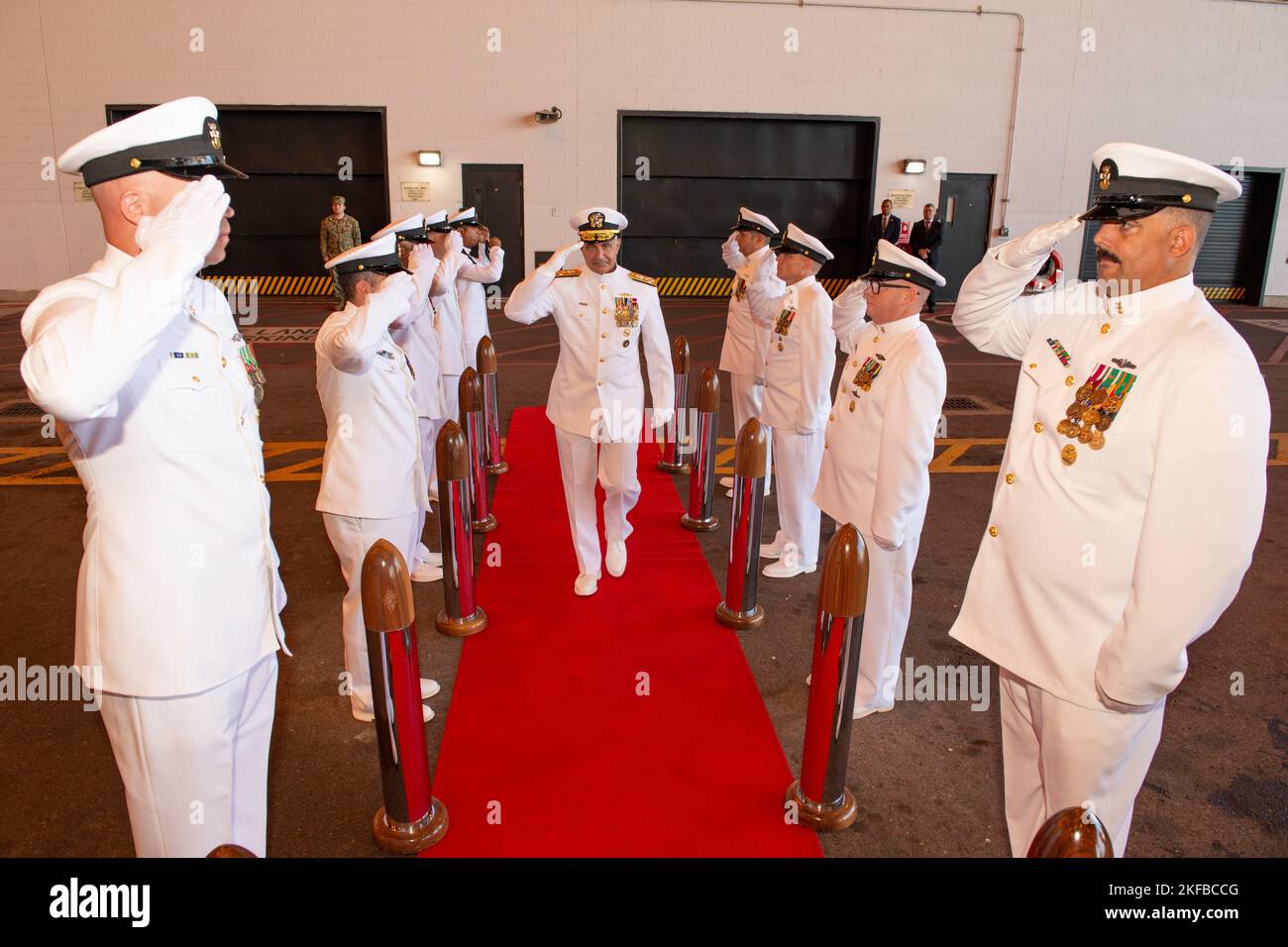 KINGS BAY, Georgia (Sept 2, 2022) Adm. Charles 'Chas' Richard, Kommandant des U.S. Strategic Command, begrüßt die Nebenjungen während einer Zeremonie zum Befehlswechsel an Bord des ballistischen Raketen-U-Bootes USS Tennessee (SSBN 734) der Ohio-Klasse auf der Naval Submarine Base Kings Bay, Georgia. Hinterer Adm. Der Spencer wird durch den ADM hinten entlastet. Thomas R. „TR“ Buchanan als Kommandant der U-Boot-Gruppe TEN. Die Basis ist die Heimat aller U-Boote der Ostküste Ohio-Klasse. Foto der US-Marine von Ashley Berumen, Chief Mass Communication Specialist (veröffentlicht) Stockfoto