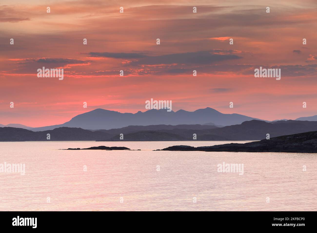 Der Blick über Enard Bay auf die Berge von Assynt und Inverpolly in Dawn, Coigach Peninsula, Assynt, Highlands, Schottland, VEREINIGTES KÖNIGREICH Stockfoto