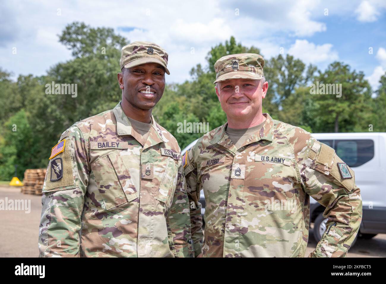 Personal Sgt. Jamie Bailey (links) 1. Bataillon, 185. Aviation Regiment, 66. Truppenkommando, Mississippi Army National Guard und Sgt. 1. Klasse Brian Alford, 1. Bataillon, 204. Air Defense Artillery Regiment, 66TC, MSARNG Pose für ein Foto an der Thomas Cardozo Middle School in Jackson, Mississippi, 2. September 2022. „Ich habe mich dafür entschieden, zu dienen, damit ich anderen etwas zurückgeben und dienen kann“, sagte Bailey. „Um den Bürgern von Mississippi Wasser zu geben, habe ich mich für solche Momente entschieden. Zu Hause dienen zu können, ist ein einzigartiger Vorteil des Dienens in der Garde“, sagte Alford. Stockfoto