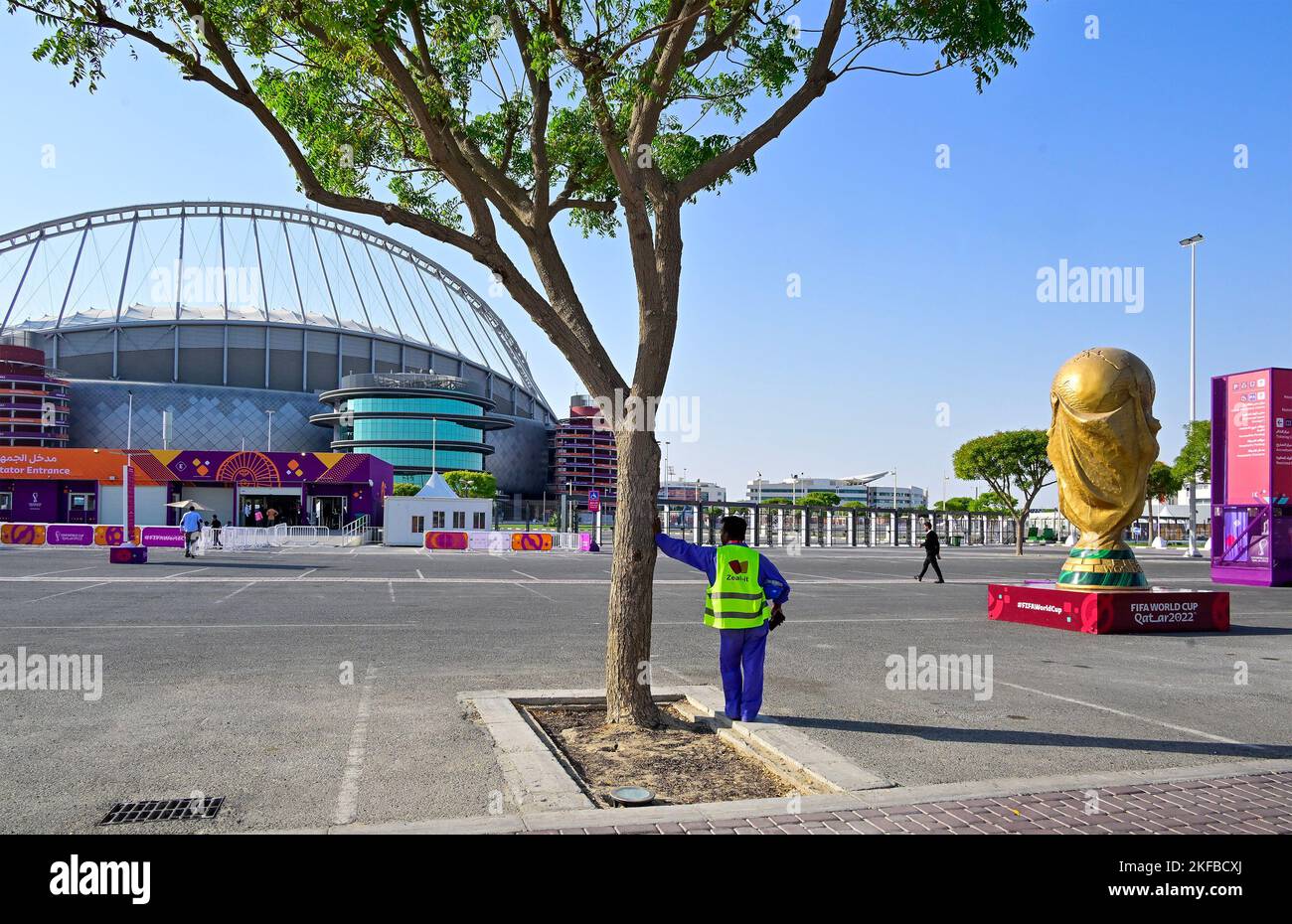 DOHA 20221116 das Khalifa International Stadion ist eines von acht