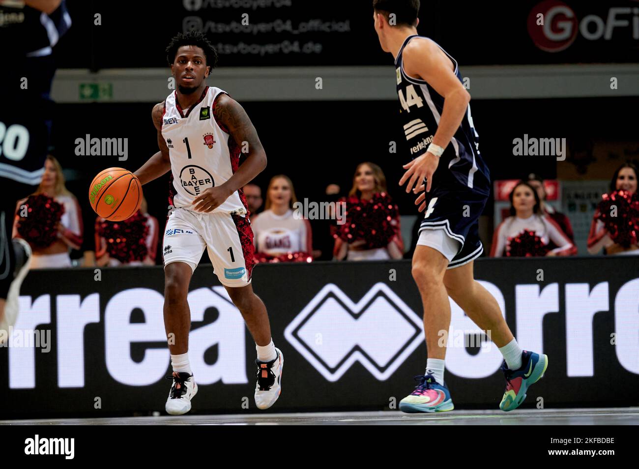 LEVERKUSEN, DEUTSCHLAND - NOWEMBER 16, 2022: BARMER 2. Basketball-Bundesliga. Basketballspiel Bayer Giants Leverkusen vs Medipolis SC Jena Stockfoto