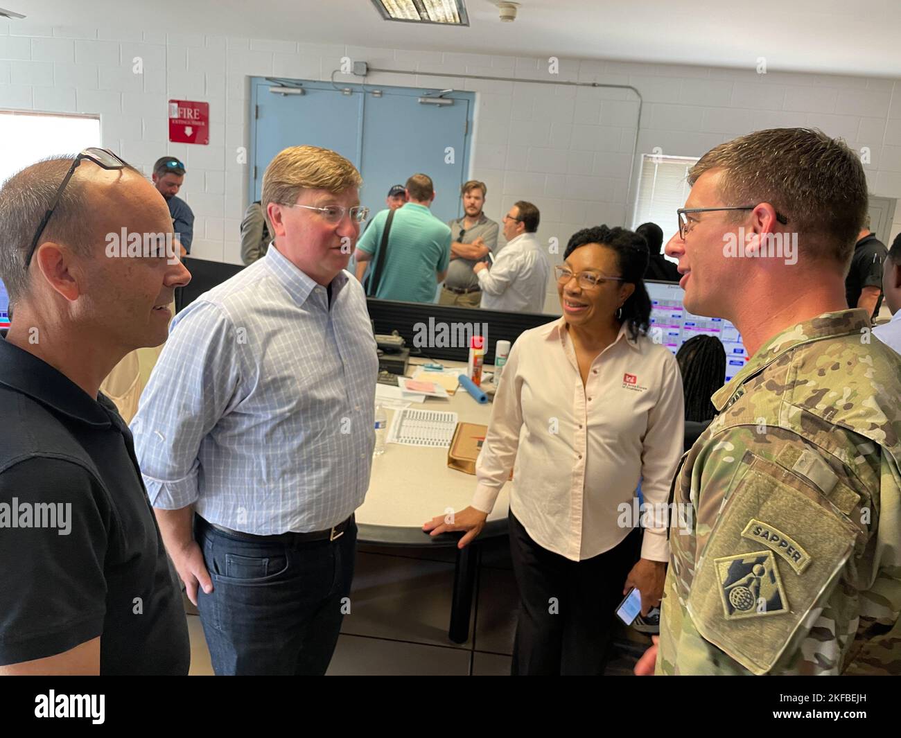 US Army Corps of Engineers (USACE) Vicksburg District Leadership, Commander Col. Chris Klein und District Deputy Engineer Pat Hemphill, sprechen mit der Gouverneurin von Mississippi, Tate Reeves und dem FEMA Federal Coordinating Officer Allen Jarvis während eines interbehördenweiten Besuchs in O.B. Curtis Water Treatment Plant, Ridgeland, Mississippi, 2. September 2022. USACE erhielt eine FEMA-Mission zur Durchführung von Pumpenbewertungen am Standort Curtis Water Treatment Plant, 1. September 2022, zur Unterstützung des Wassernotstands in Jackson. USACE engagiert sich in Abstimmung mit der FEMA für die Zusammenarbeit mit unserem bundesstaatlichen, bundesstaatlichen und lokalen pa Stockfoto