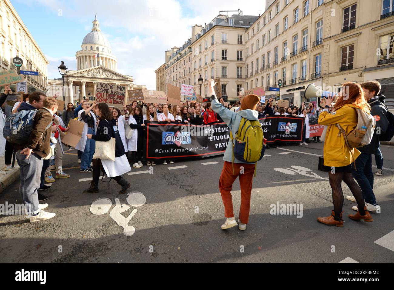 Manifestation des étudiants et internes de médecine contre la nouvelle réforme des études de médecine, avec la participation du syndicat MG France Stockfoto