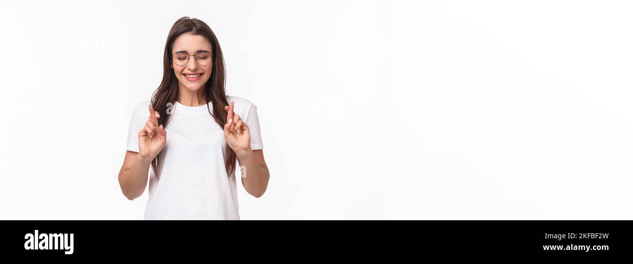 Taille-up-Porträt von hoffnungsvollen, aufgeregt und optimistisch junge Frau in Brille, Kreuzfinger Glück und Augen schließen, lächelnd mit Glauben Bitten Stockfoto