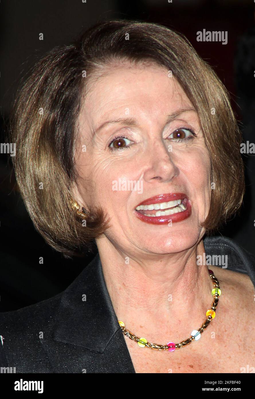 Nancy Pelosi kommt zur Eröffnungsvorstellung des Broadway-Musicals „RAGTIME“ im Neil Simon Theater in New York City. 15. November 2009 Quelle: Walter McBride/MediaPunch Stockfoto