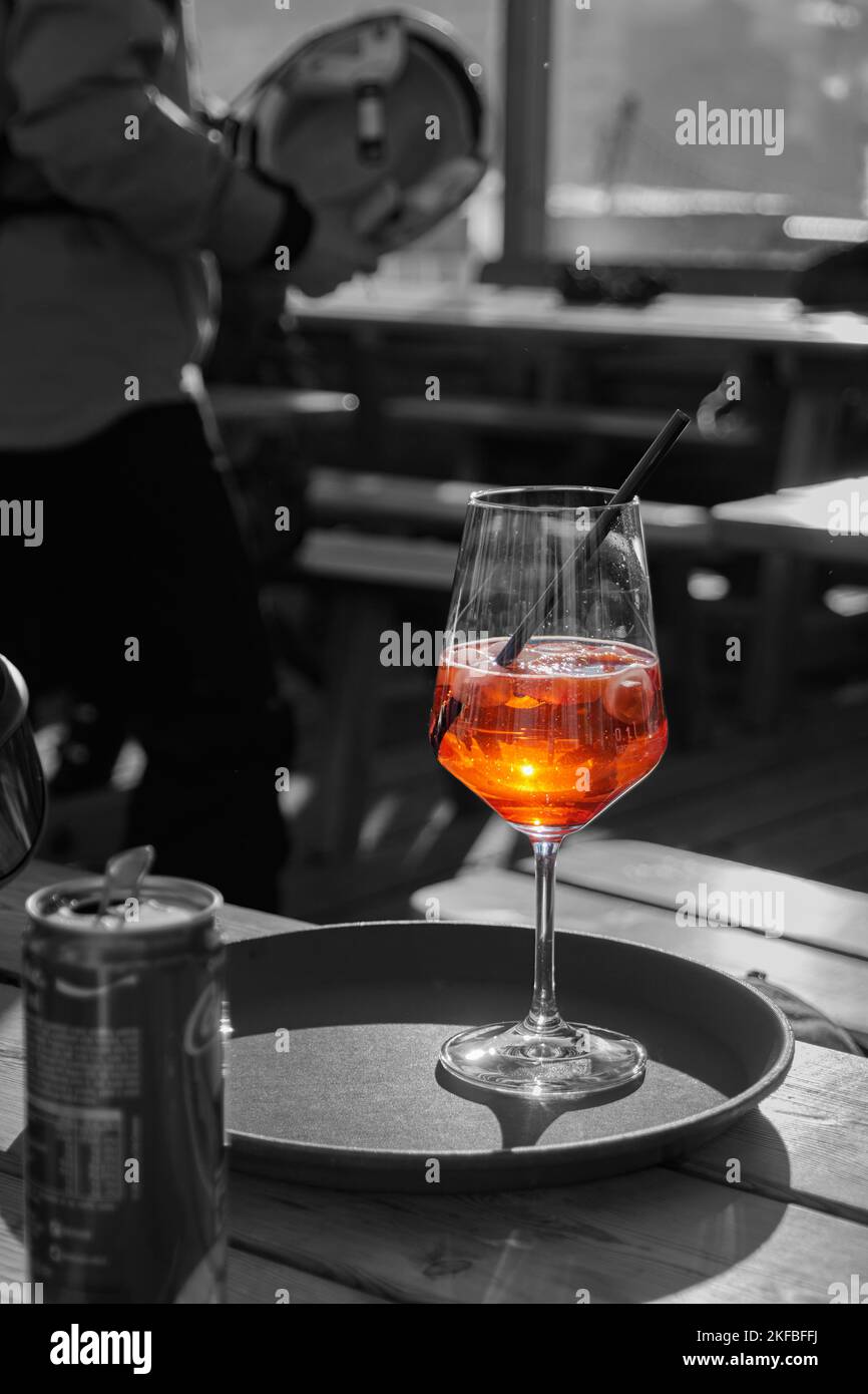 Ein frischer Orangencocktail für eine Pause in einer Skihütte liegt auf dem Tisch in einem Glas Stockfoto