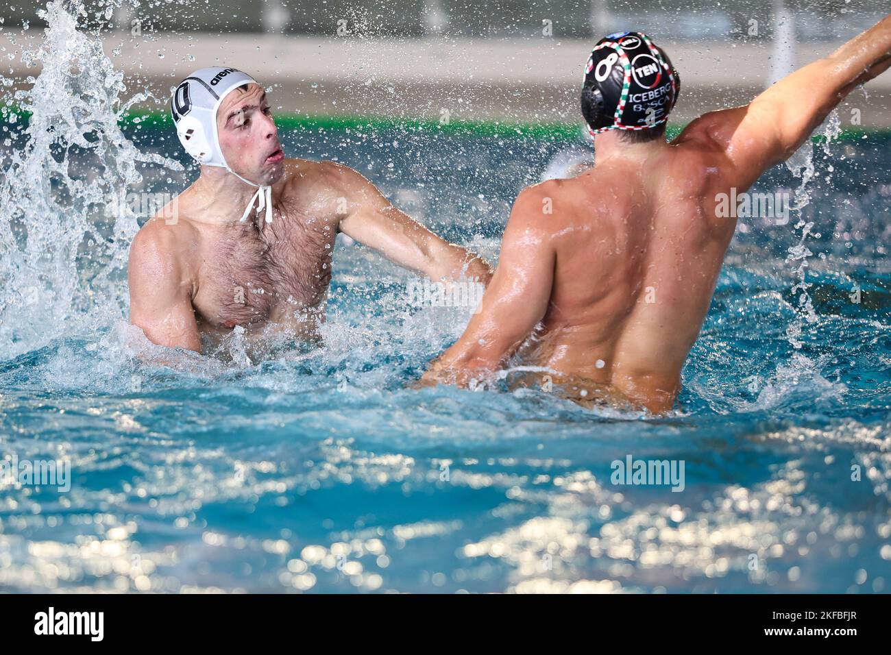 Polo Acquatico Frecciarossa, Rom, Italien, 17. November 2022, Ante Viskovic (Distretti Ecologici Nuoto Roma) gegen Giacomo Cannella (Pro Recco) bei einem Spiel der Distretti Ecologici Nuoto Roma gegen Pro Recco – Wasserball der italienischen Serie A Stockfoto