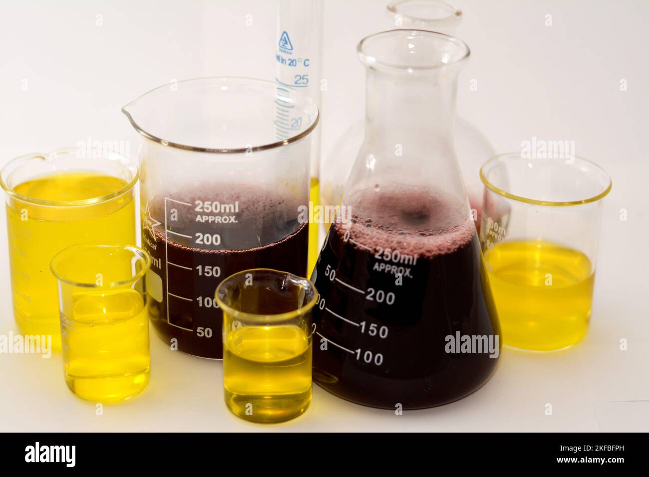 Kairo, Ägypten, Oktober 18 2022: Ein Laborsatz von Glaswaren aus graduierten Flaschen, siedenden, konischen und volumetrischen Kolben, die gelb und re enthalten Stockfoto