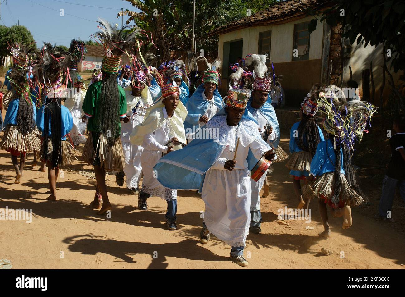 Congado und Caboclo Gruppen, Festa do Divino Espirito Santo - Congado ist eine kulturelle und religiöse Manifestation von afrikanischem Einfluss, die in einigen Regionen Brasiliens gefeiert wird. São Romão, Bundesstaat Minas Gerais. Stockfoto