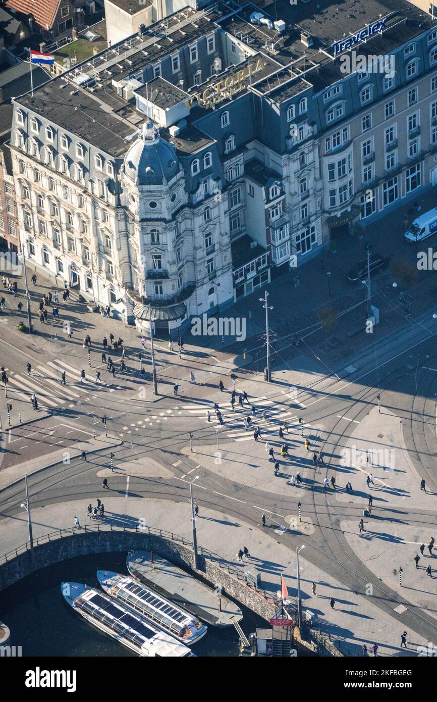Luftaufnahme von Menschen von oben auf Damrak, Amsterdam, Niederlande Stockfoto