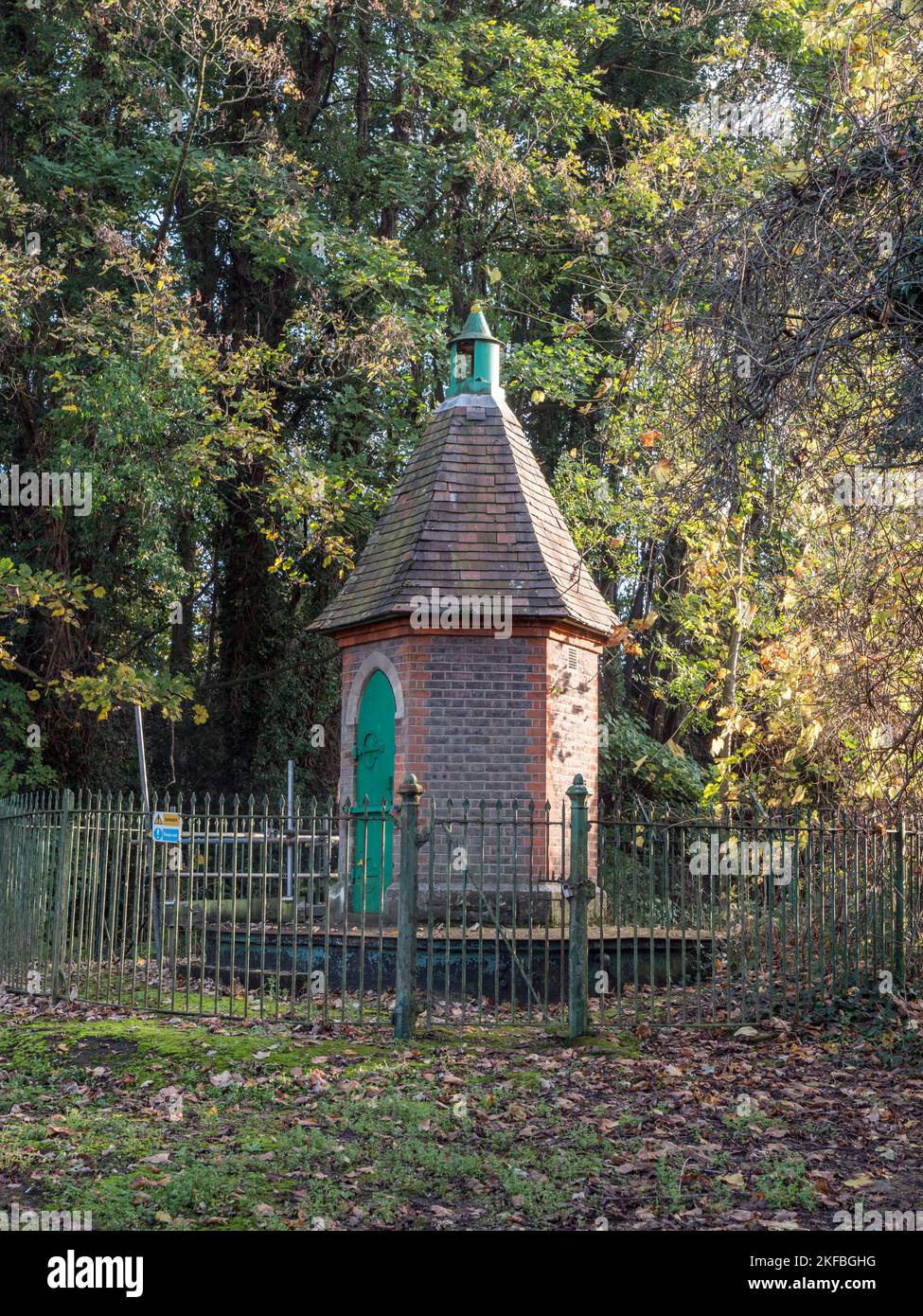Kleines Gebäude, vermutlich der Eingang zu einem Fußgängertunnel unter der Themse (siehe Hinweise), besdie Twickenham Bridge, London, Großbritannien. Stockfoto