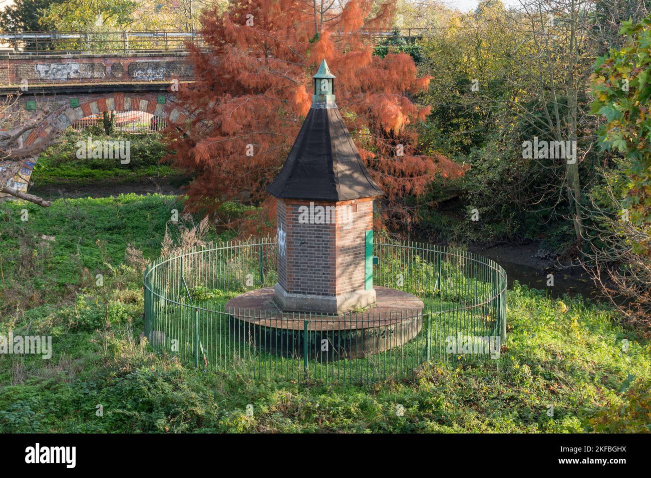 Kleines Gebäude, vermutlich der Eingang zu einem Fußgängertunnel unter der Themse (siehe Hinweise), besdie Twickenham Bridge, London, Großbritannien. Stockfoto