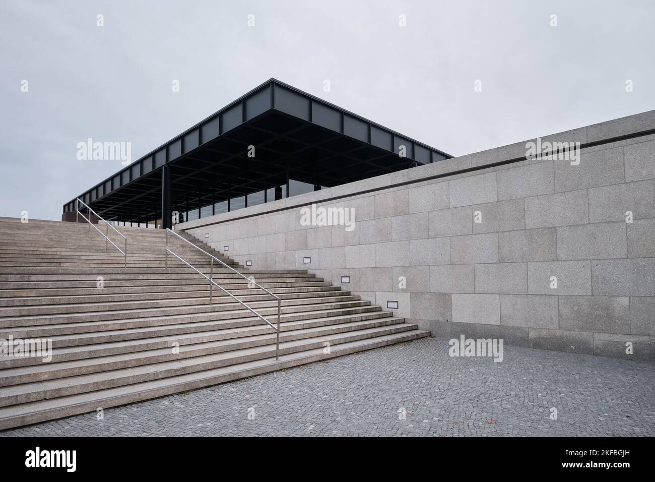 Berlin, Deutschland - September 2022: Die Neue Nationalgalerie im Kulturforum ist das Museum, das von Ludwig Mies van der Rohe entworfen wurde Stockfoto