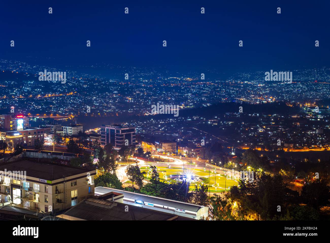 Kigali, Ruanda - 17 2022. August: Nachtaufnahme von Kigali mit den Hügeln, die so weit das Auge reicht, von den Lichtern der Stadt bedeckt sind. Stockfoto