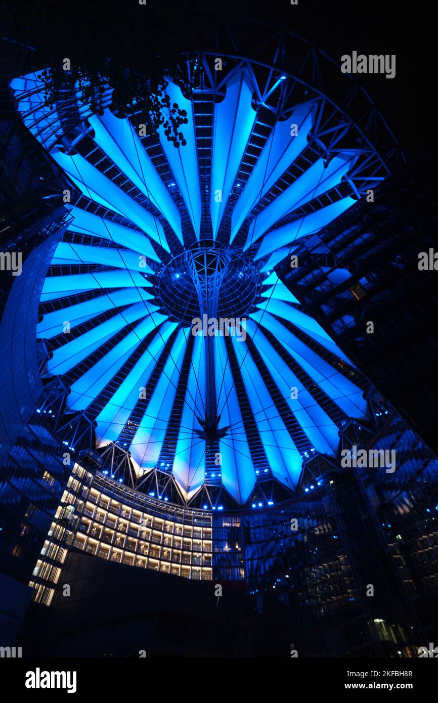 Berlin, Deutschland - September 2022: Zeltglasdach mit Wolkenkratzern des  Sony Center bei Nacht mit Beleuchtung, Potsdamer Platz Stockfotografie -  Alamy