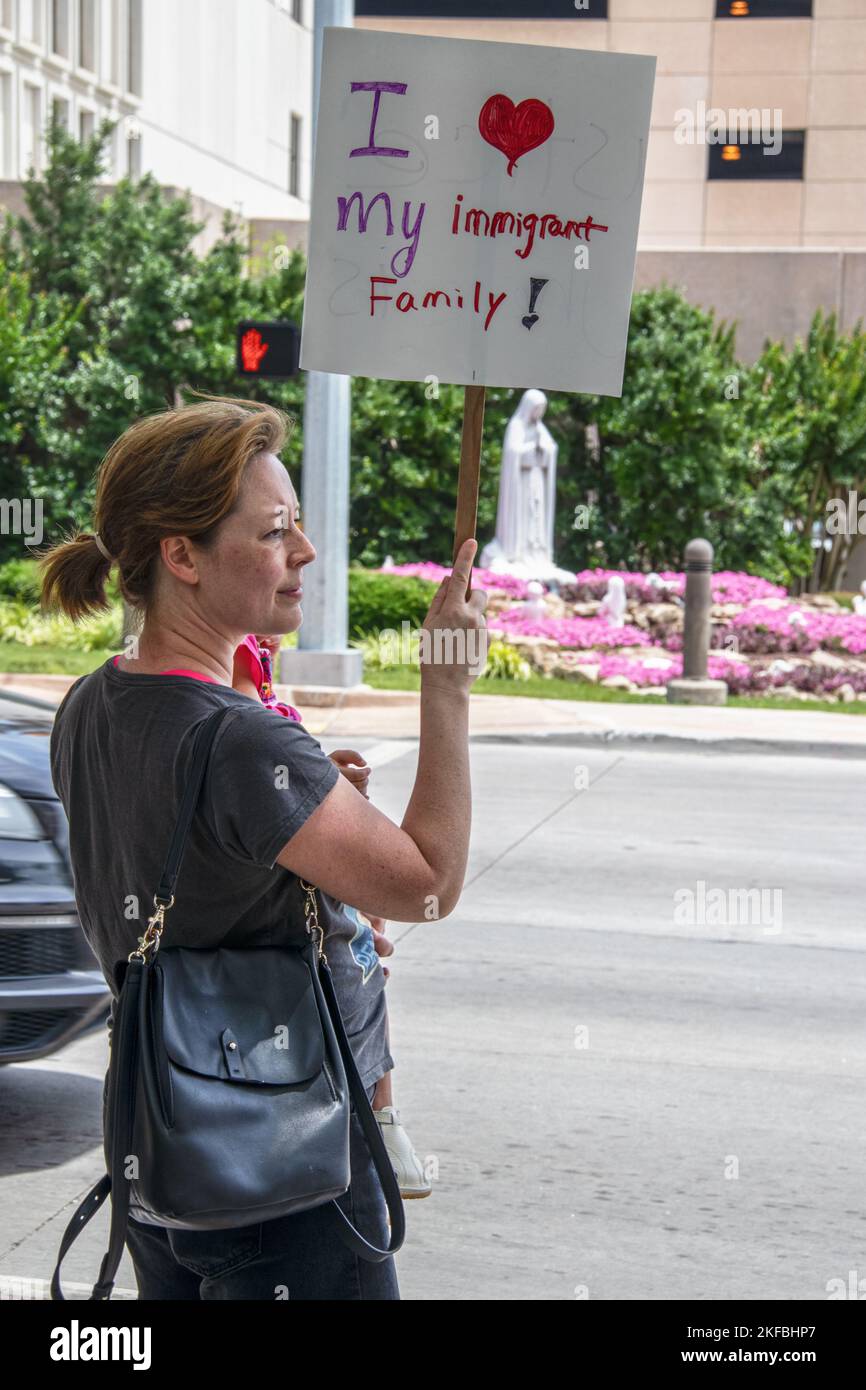 Juli 2 2019 Tulsa USA -Frau mit Kind und Schild, das sagt, ich liebe meine Immigrantenfamilie steht an der Straßenecke vor Protest mit der Statue der Jungfrau Maria Stockfoto