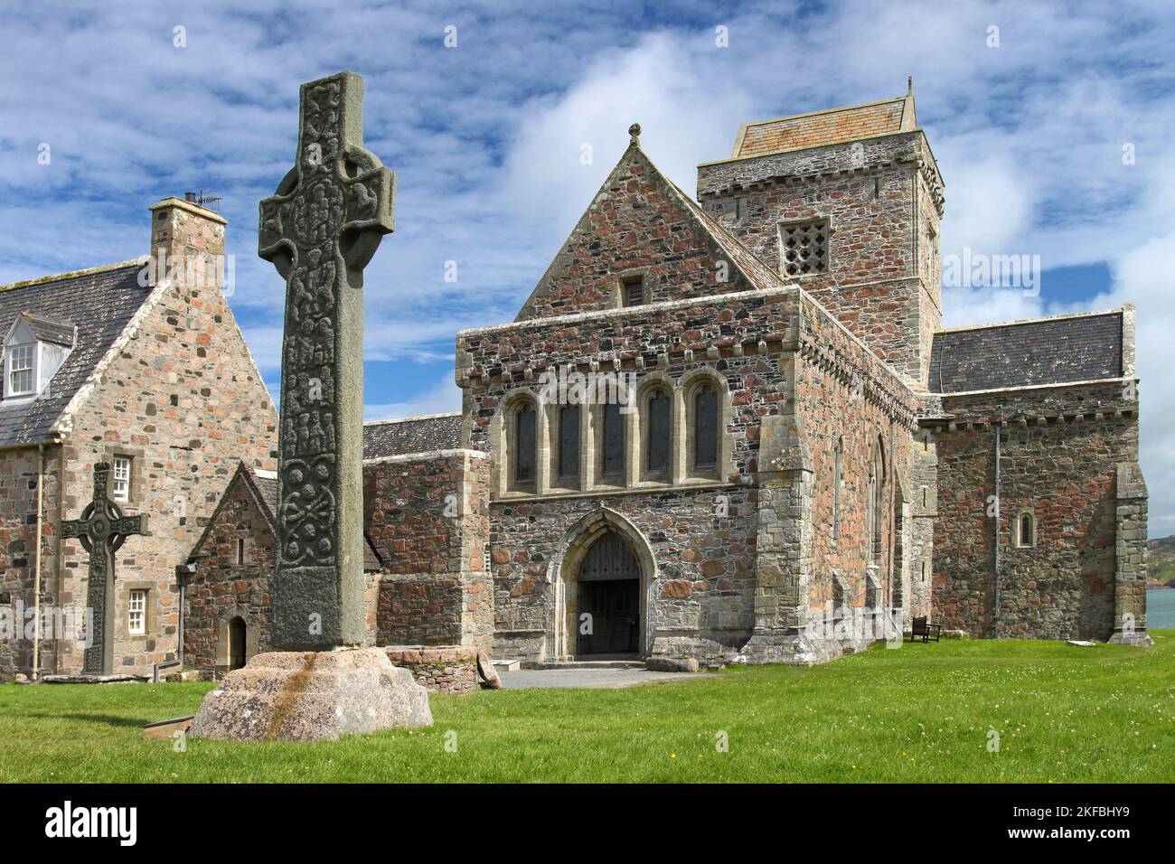 Iona Abbey mit zwei keltischen Hochkreuzen, Hebriden, inneren Hebriden, inneren Inseln, Schottland, Vereinigtes Königreich, Großbritannien Stockfoto