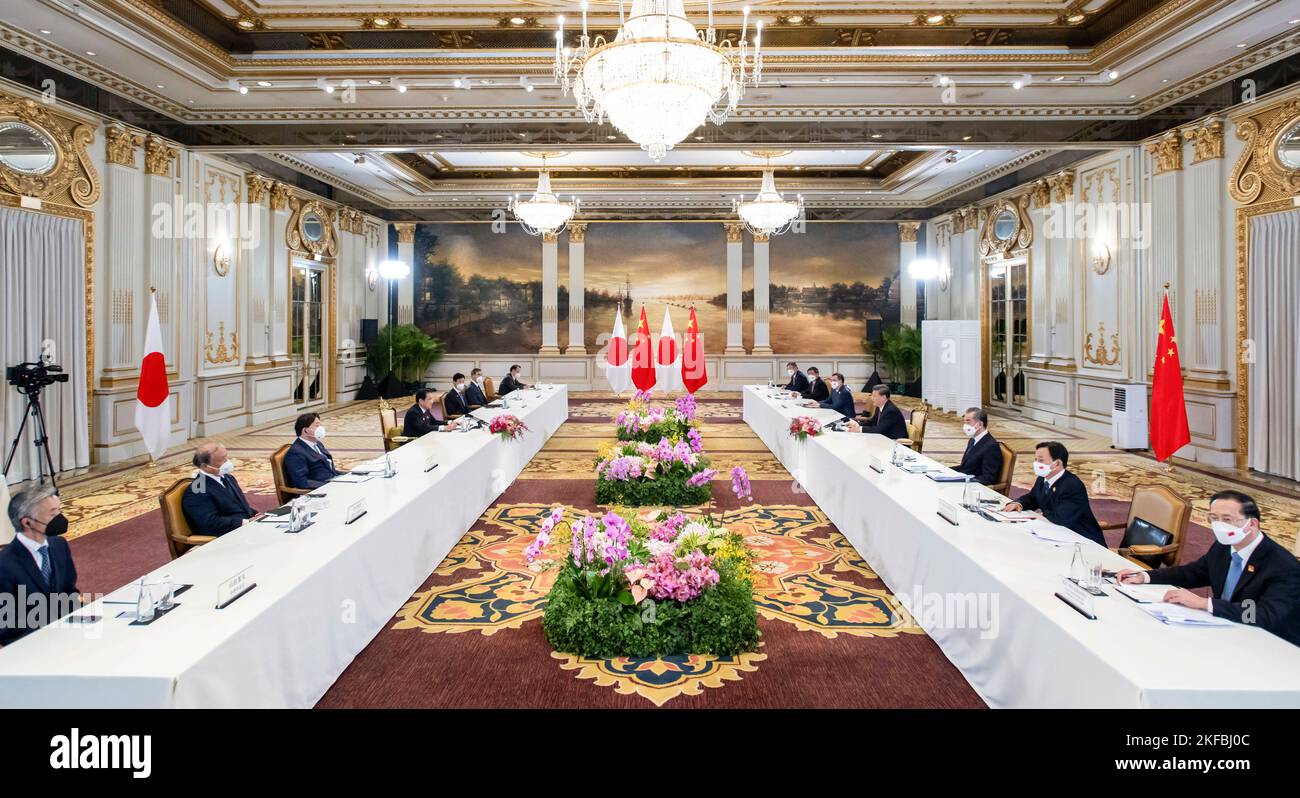 Bangkok, Thailand. 17.. November 2022. Der chinesische Präsident Xi Jinping trifft am 17. November 2022 in Bangkok, Thailand, mit dem japanischen Premierminister Fumio Kishida zusammen. Quelle: Zhai Jianlan/Xinhua/Alamy Live News Stockfoto