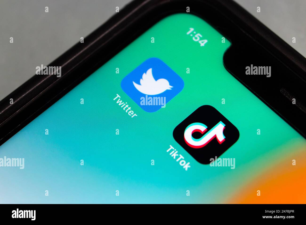 Vancouver, KANADA - Nov 4 2022 : Closeup Twitter und TikTok Apps auf einem iPhone. Führendes Social Networking-Plattform-Konzept Stockfoto