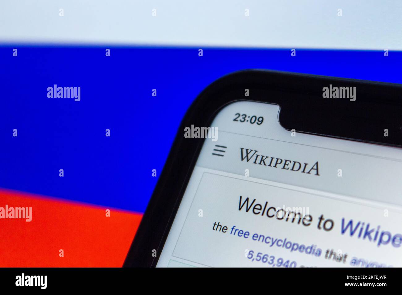 Vancouver, KANADA - Okt. 19 2022 : Wikipedia-Website auf iPhone-Bildschirm im Hintergrund der russischen Flagge. Website-Block und Zensur in Russland Konzept. Stockfoto