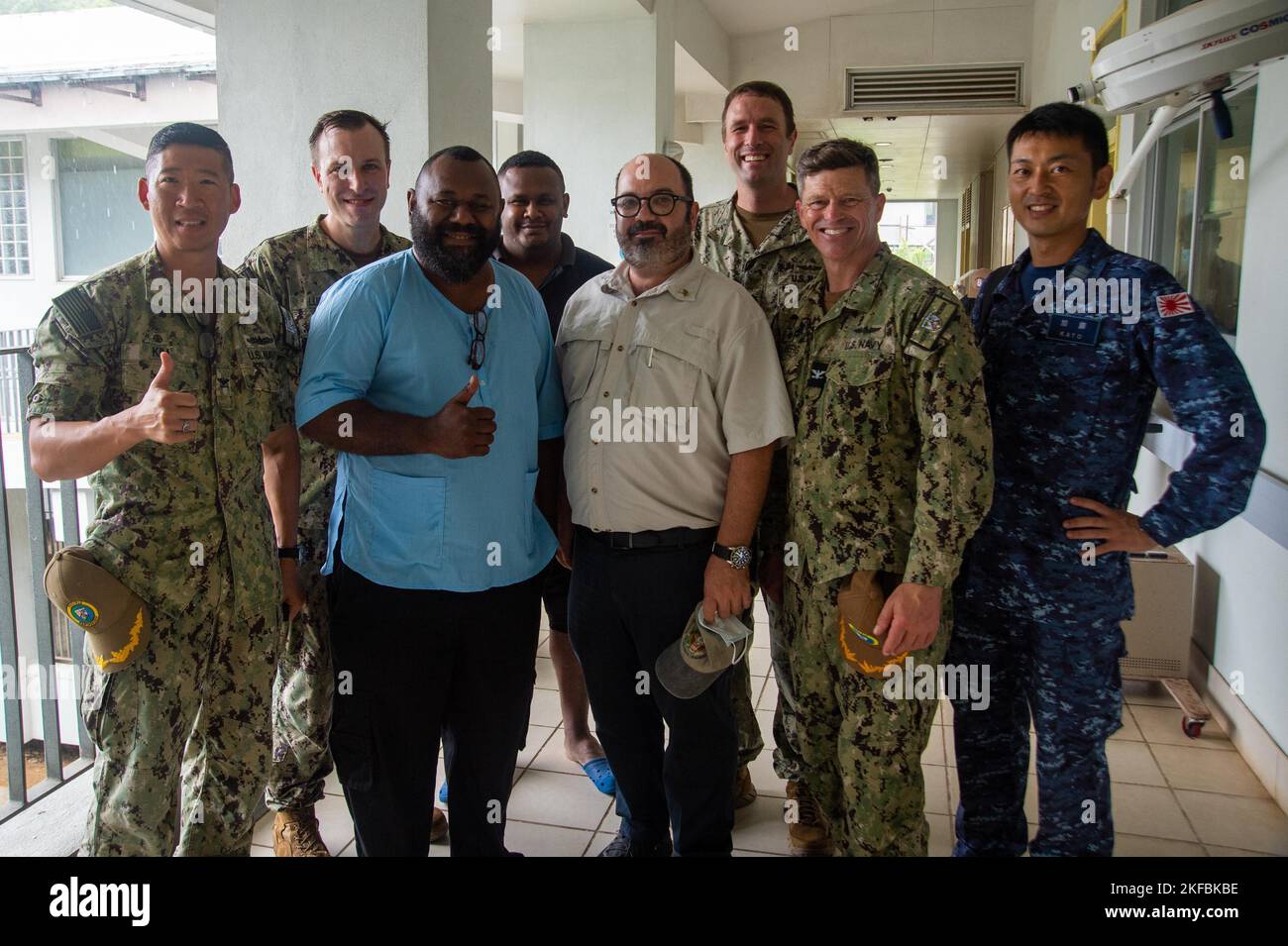 GIZO, Salomonen (Sep. 2, 2022) – Capt. Hank Kim, Kommandant der Mission Pacific Partnership 2022, links; Michael Belande Buin, General Surgeon beim Gizo Medical Hospital; Russell Comeau, US-Amtsanführer für die Solomon-Inseln; Capt. Jeffrey Feinberg, Kommandant des Militärischen Sealift-Kommandos im Spitalschiff USNS Mercy (T-AH 19) und Cmdr. Shoichi Ro Kato posiert mit der japanischen Selbstverteidigungseinheit für ein Foto im Gizo Medical Hospital mit medizinischen Fachkräften der USA und der Salomonen-Insel im Jahr PP22. Die Pacific Partnership ist seit 17. Jahren die größte jährliche Multi-Partnerschaft Stockfoto