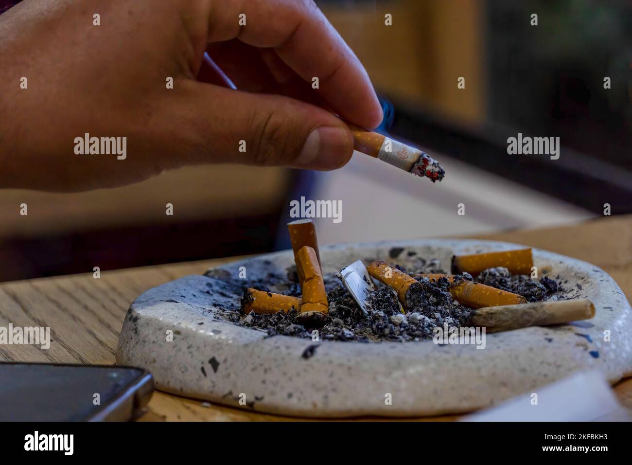 Rauch. Weißer Aschenbecher Mit Zigarettenbraun Auf Einem Schwarzen  Hintergrund. Stockbild - Bild von konzepte, krebs: 29095713