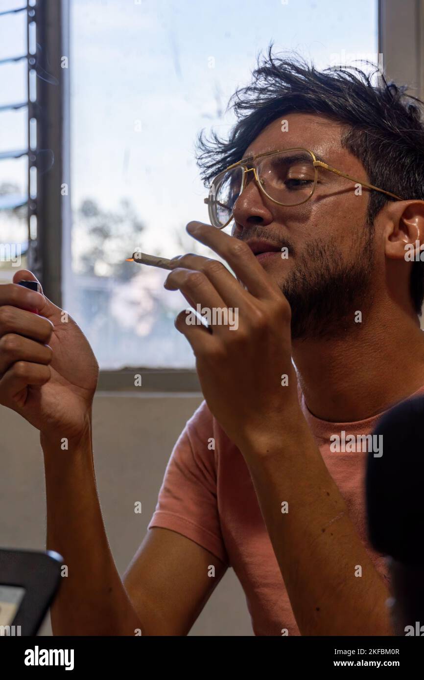 Junger schwuler homosexueller Mann, der eine Zigarre gründet, Mexiko lateinamerika Stockfoto