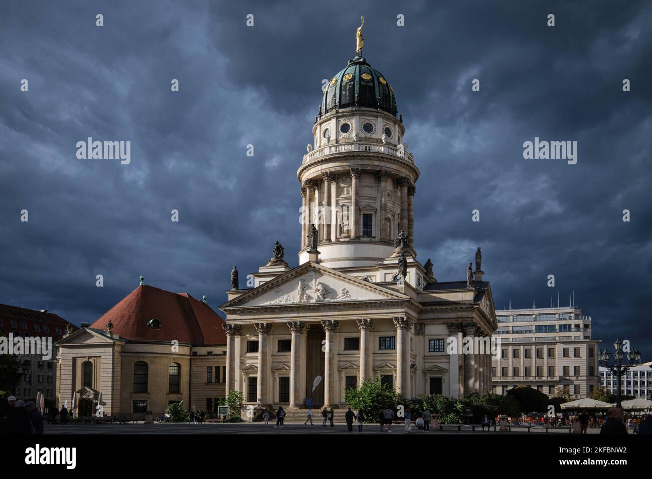 Berlin, Deutschland - September 2022: Französische (reformierte) Friedrichstadt-Kirche am berühmten Gendarmenmarkt, beherbergt das Hugenottenmuseum Stockfoto