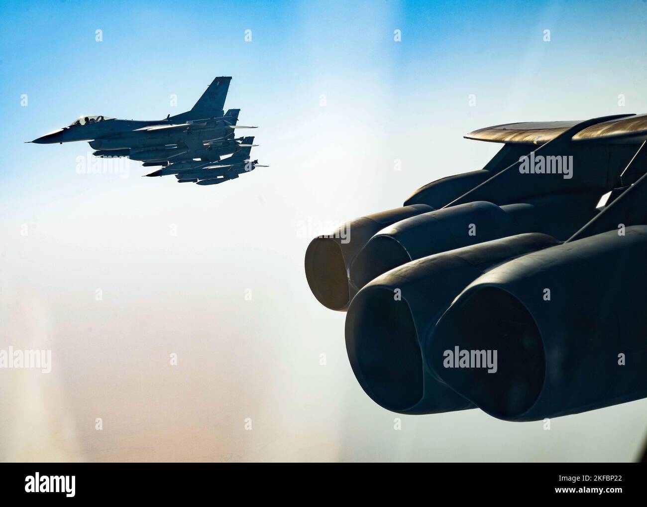 Drei Royal Bahraini Air Force F-16 Fighting Falcons begleiten eine US Air Force 23. Expeditionary Bomb Squadron B-52H Stratofortress über den Persischen Golf zur Unterstützung einer Bomber Task Force Mission, 4. September 2022. Die beiden B-52s, die für diese BTF-Mission eingesetzt wurden, verließen RAF Fairford, Großbritannien, und flogen nonstop über das östliche Mittelmeer, die arabische Halbinsel und das Rote Meer, bevor sie nach RAF Fairford zurückkehrten. Stockfoto