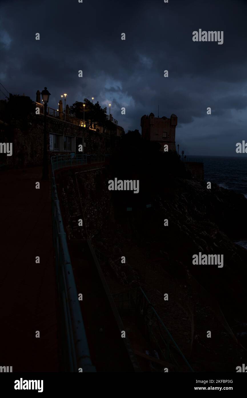 Wachturm auf einer Klippe am Meer an einem bewölkten Tag in der Dämmerung Stockfoto