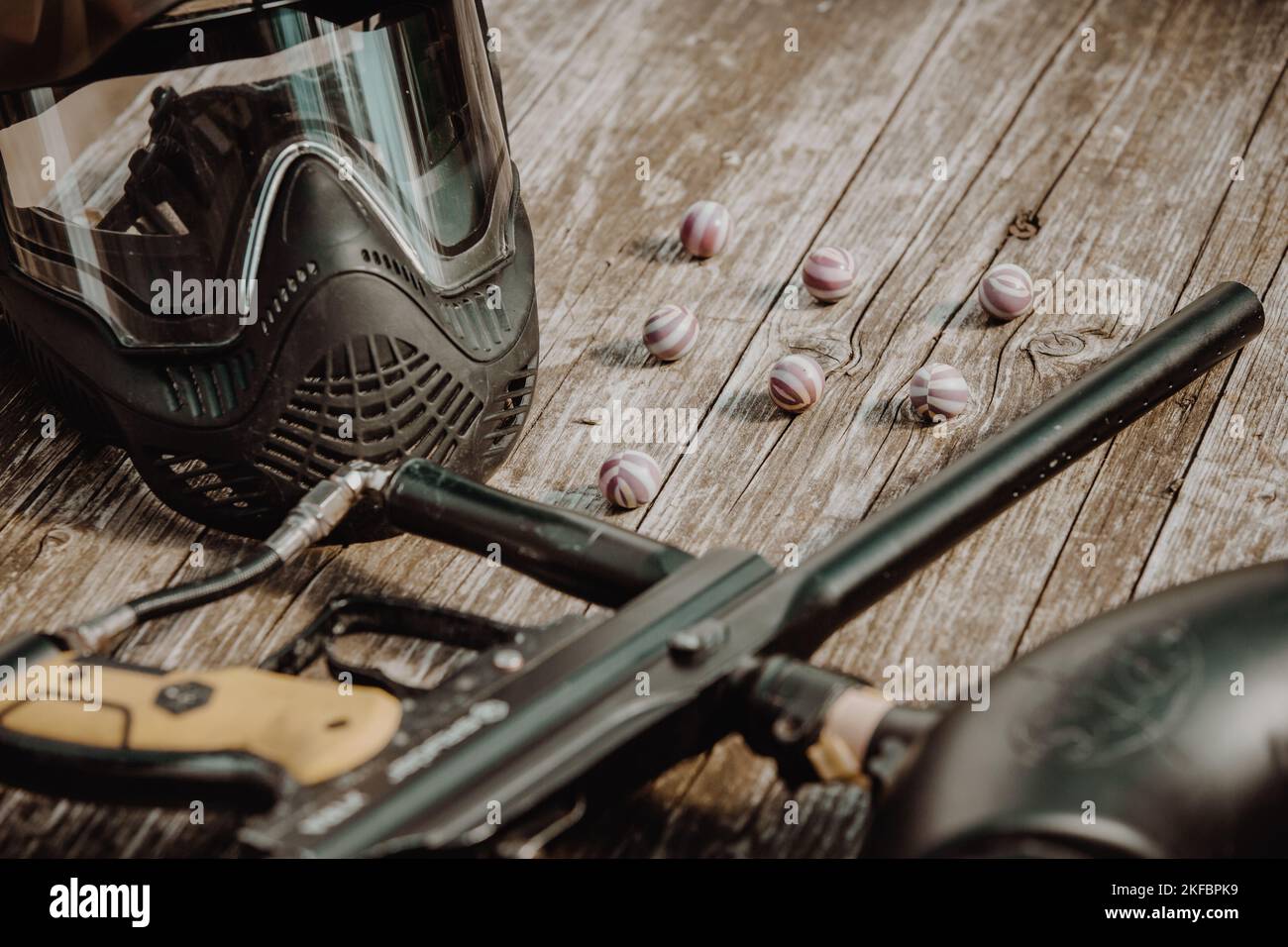 Nahaufnahme einer Ausrüstung für Action Paintball Spiel, Schutzmaske, Pistole und Kugel Kugeln, Sport-Konzept Stockfoto