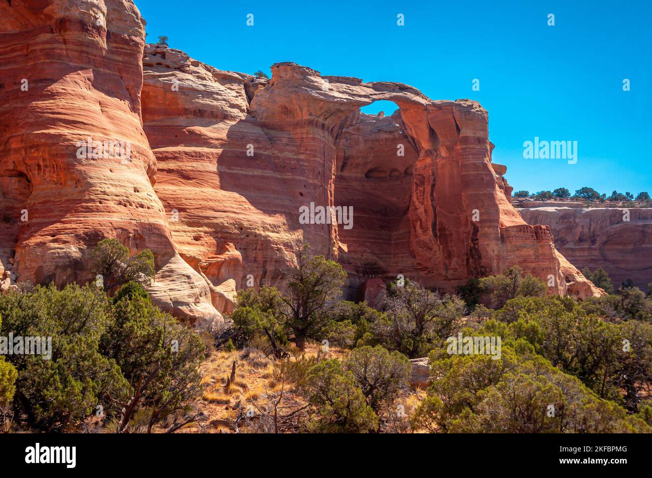 Centennial Arch in Rattlesnake Arches in der Nähe des Colorado National Monuments mit zerklüfteten Canyonwänden und dramatischer Wüstengeologie. Stockfoto