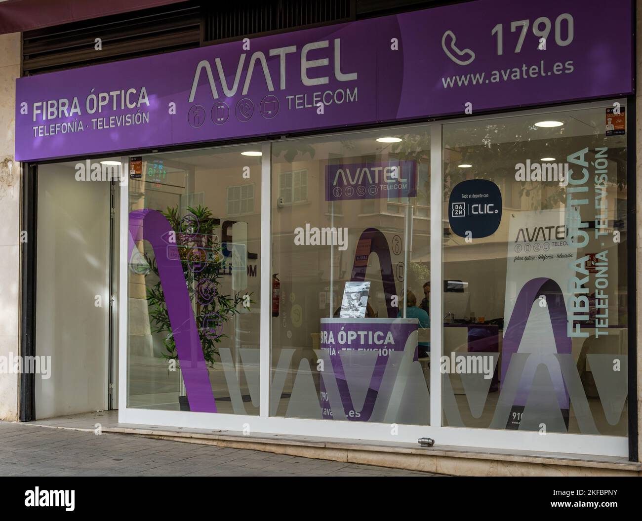 Inca, Spanien; oktober 22 2022: Hauptfassade eines Geschäfts des multinationalen Telekommunikationsunternehmens Avatel in der mallorquinischen Stadt Inca, Spanien Stockfoto