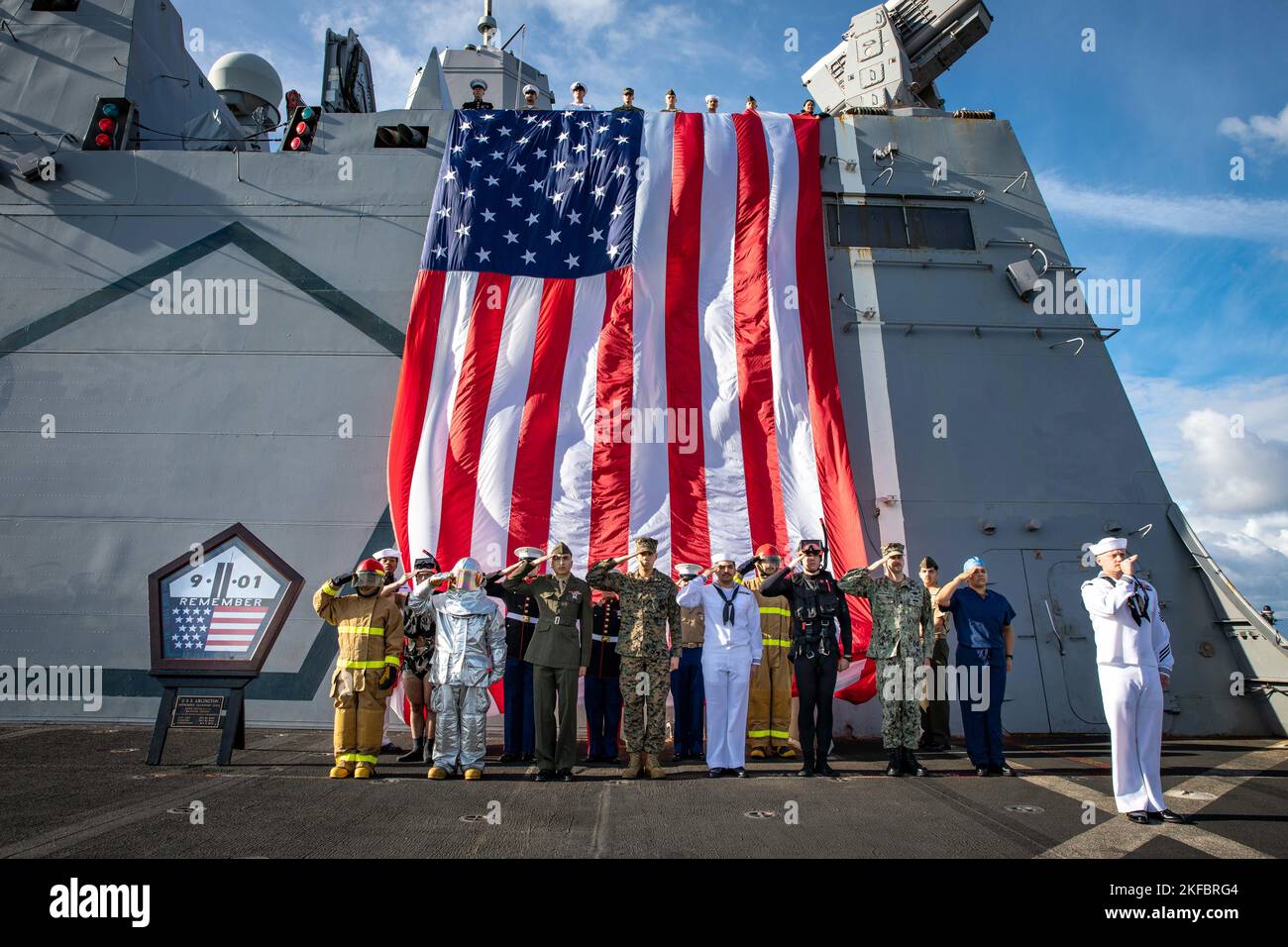 220903-N-PC065-1009 (Sept 3, 2022) OSTSEE - Seeleute der US-Marine, die dem amphibischen Transportschiff USS Arlington (LPD 24) der San Antonio-Klasse zugewiesen wurden, und US-Marine, die an die Marine Expeditionary Unit (MEU) von 22. angeschlossen ist, zollen jenen Tribut, die während des Terroranschlags vom 11.. September ihr Leben verloren haben. Arlington ist Teil der Kearsarge Amphibious Ready Group und 22. MEU befindet sich unter dem Kommando und der Kontrolle der Task Force 61/2 im geplanten Einsatzgebiet der US Naval Forces Europe, das von der US Sixth Fleet zur Verteidigung der Interessen der USA, der Alliierten und der Partner eingesetzt wird. Stockfoto