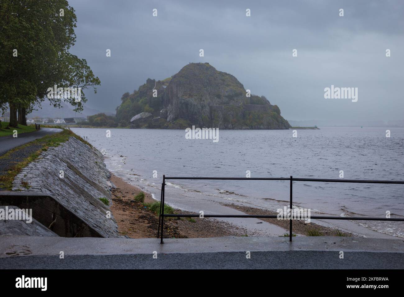 Ein Blick auf Dumbarton Castle an einem Regentag Stockfoto