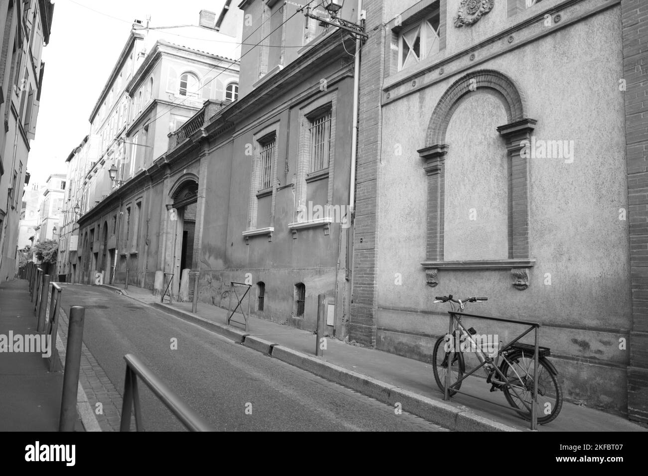 Die lange französische Straße... schwarz und weiß Stockfoto