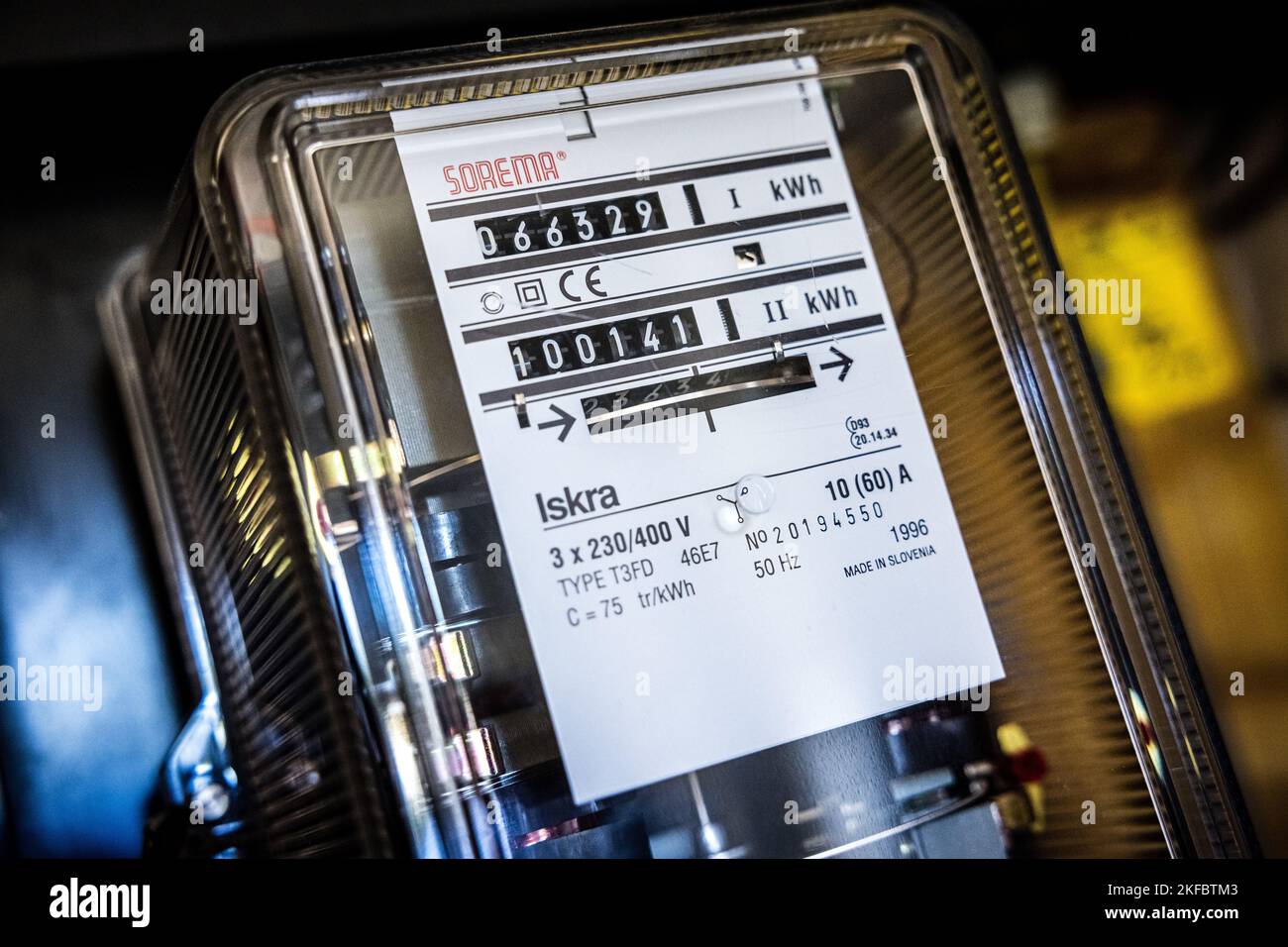 ZUR VERANSCHAULICHUNG: Ein altmodischer Stromzähler in einer Meterbox. Viele Menschen wollen aufgrund steigender Energiepreise beim Energieverbrauch sparen. ANP / Hollandse Hoogte / Rob Engelaar niederlande Out - belgien Out Stockfoto