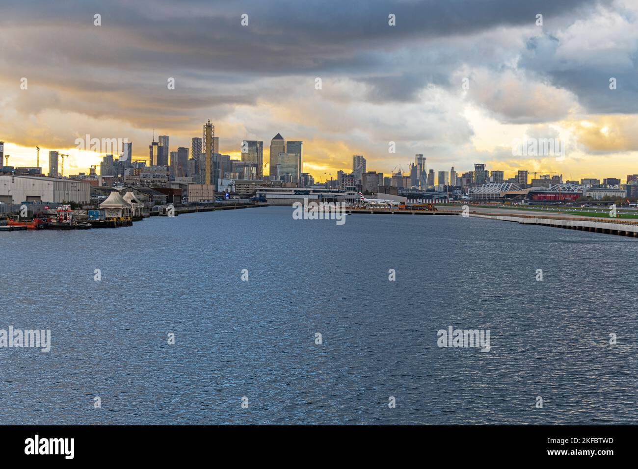 Royal Albert Docks, Flughafen London City und Canary Wharf bei Sonnenuntergang. Stockfoto