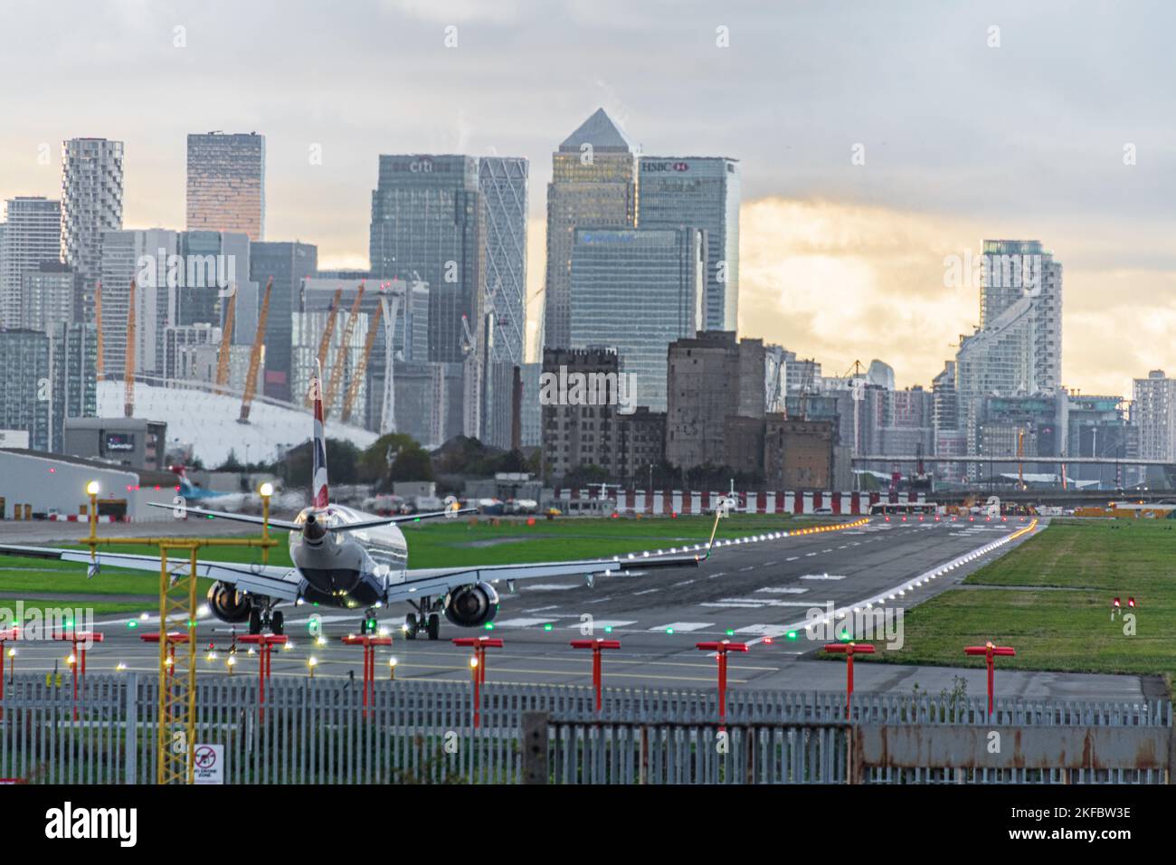 Ein Embraer ERJ-190 von British Airways wartet am Ende der Start- und Landebahn am Flughafen London City. Stockfoto